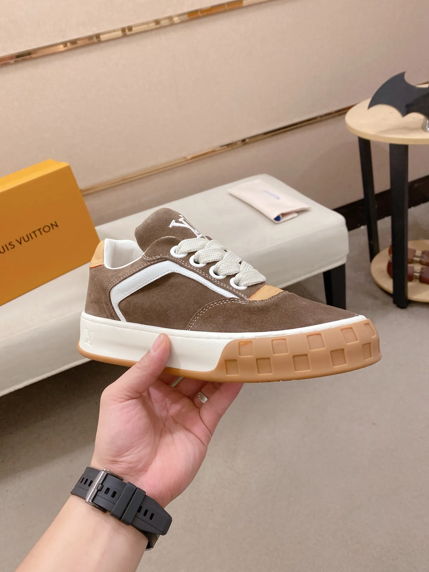 Factory price: 480💰 LV 🫏The colorful interpretation of BUTTERSOFT sneakers combines sheepskin, The colorful interpretation of LV BUTTERSOFT sneakers combines sheepskin and calfskin for a super soft feel. Designed by Pharrell Williams, this '60s-inspired shoe features a padded upper that's been crafted by Louis Vuitton craftsmen to further enhance the comfort of the leather. In addition to the LV initials, it features multiple signatures, including natural leather trim and an embossed pattern of Pharrell Williams and lobster on the side, referencing the Fall/Winter 2025 men’s show. A must-have artifact for fashionistas✅ Code number 38-44